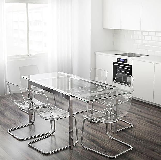 Esta mesa extensible de cristal y metal de IKEA cuesta 249 euros.