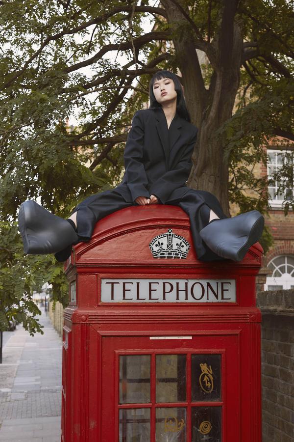 Blazer y zapatos de cuña de goma, ambos de Givenchy; pantalones de Esaú Yori y calcetines de Wolford.