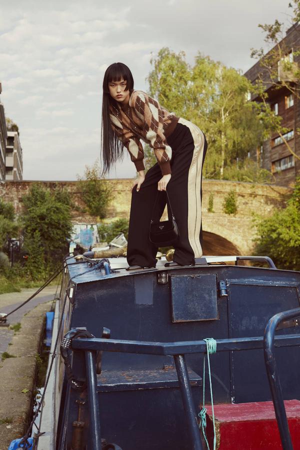 Jersey de Alessandra Rich, pantalones de Louis Vuitton, zapatos de Sportmax y bolso Cleo de Prada.