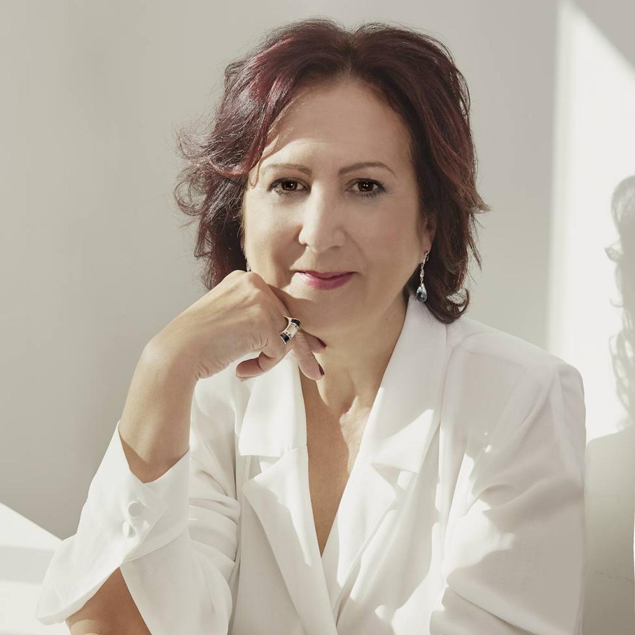 Pincha para ver 10 películas que denuncian y conciencian sobre la violencia de género. Estilísmo: Cristina Pérez-Hernándo. Teresa peramato viste camisa cruzada de Bimani. en la págin anterior, camisa de lunares, de zara; pantalón palazzo de Woman Limited, de El Corte Inglés. Maquillaje y Peluquería: Laura Bernal (NS Management) para L´oreal Professionnal.