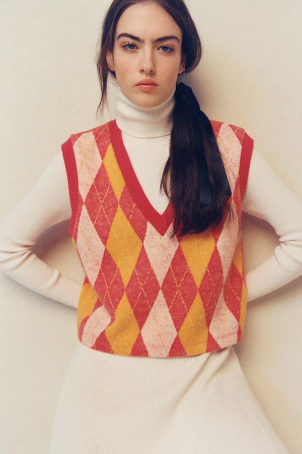 Otro bonito y colorido chaleco de rombos para llevar con un simple jersey de cuello alto blanco. Chaleco de punto de Zara (15,99 euros) 