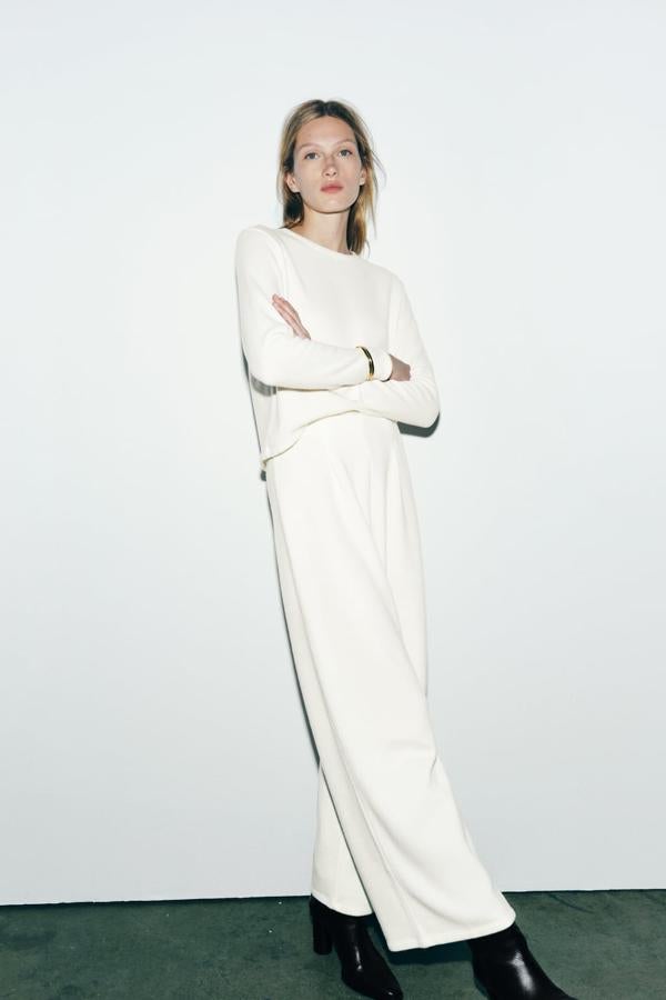 El  total look white   tan popular durante los meses de verano también funciona en invierno. Es elegante, un poquito arriesgado y muy favorecedor. Pantalón ancho de Zara en color (22,99 euros). 