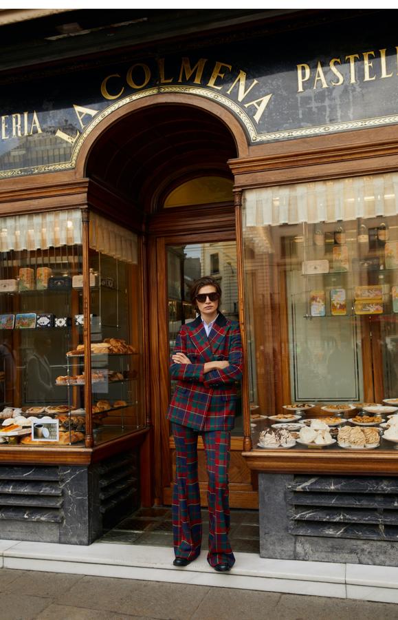 Un traje de cuadros para un look de oficina diferente. Este lo firma Uterqüe y con él no pasarás desapercibida. Americana con estampado de cuadros de Uterqüe (169 euros) 