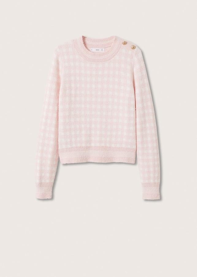 El estampado de cuadros vichy también triunfa en invierno. En tonos pastel y con botones joya. Jersey corto de Mango (29,99 euros)