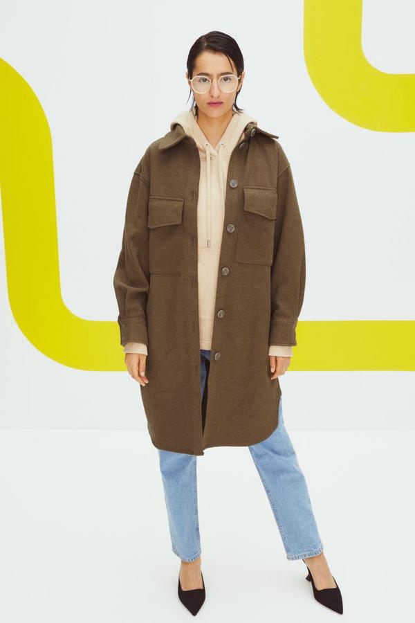 Disponible en azul claro jaspeado o en caqui, esta sobrecamisa larga de H&M con cierre frontal de botones a tono y maxibolsillos de plastrón en la pechera tiene bajo redondeado con aberturas laterales y diseño de hombros caídos. Cuesta 39,99 euros. 