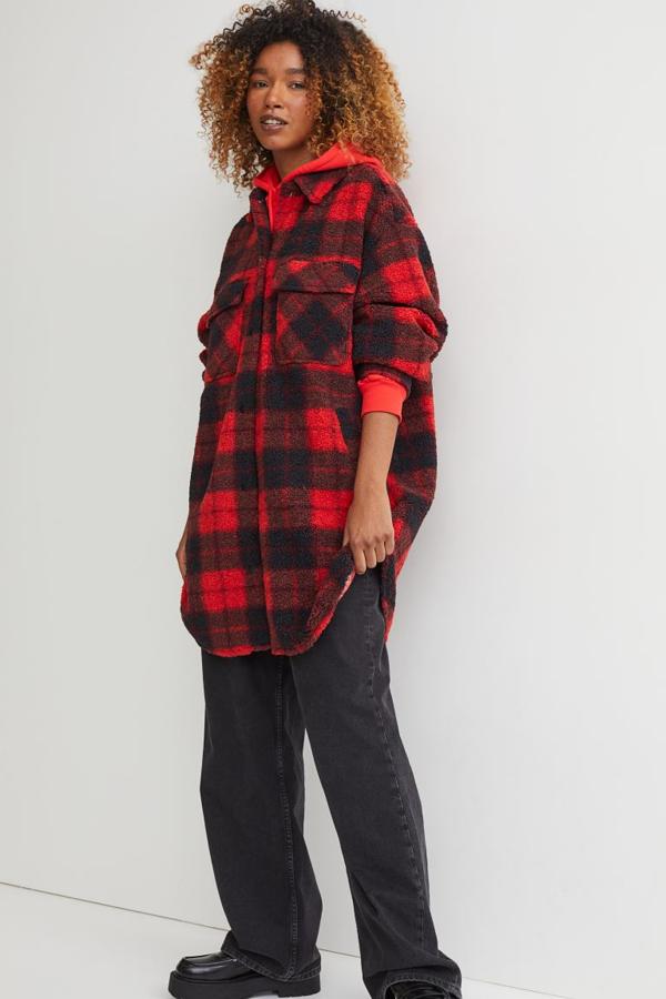 Estampado de cuadros en blanco y negro o en rojo y negro para esta sobrecamisa larga de H&M con cuello camisero, cierre de botones de presión frontal y diseño de hombros caídos. Con bolsillos de plastrón en la pechera y al bies en los laterales, tiene el bajo redondeado y cuesta 39,99 euros. 