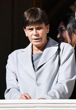 Imagen secundaria 2 - El cambio de look radical de Estefanía de Mónaco: corta por lo sano y se pasa a un corte de pelo pixie con flequillo muy favorecedor