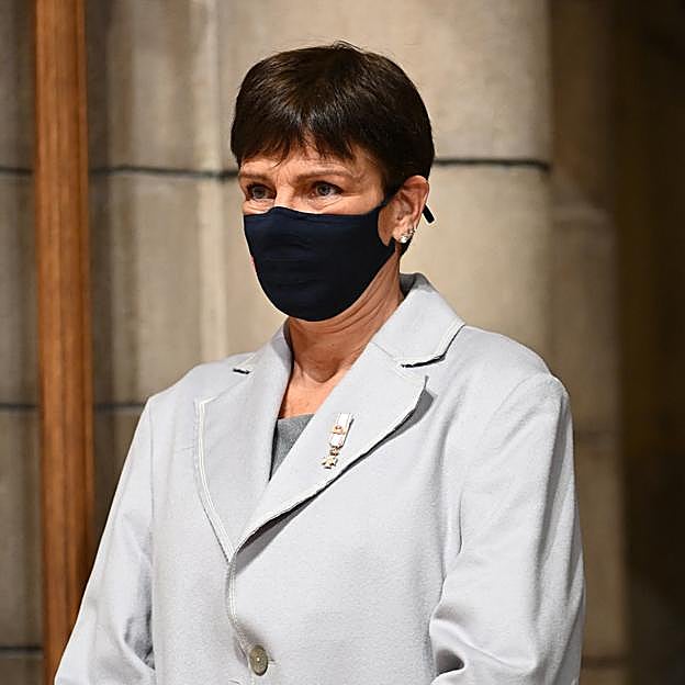 Imagen principal - El cambio de look radical de Estefanía de Mónaco: corta por lo sano y se pasa a un corte de pelo pixie con flequillo muy favorecedor