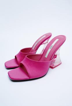 Imagen secundaria 2 - 1. Sandalias con plataforma en piel metalizada de Zara (29,99 euros). 2. Sandalias de tiras con detalles de strass de Zara (49,99 euros). 3. Zapatos destalonados de color fucsia con tacón asimétrico de Zara (39,99 euros)