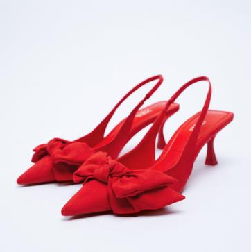 Imagen secundaria 1 - 1. Sandalias con plataforma y piel metalizada en color rosa de Zara (29,99 euros). 2. Zapatos rojos destalonados con lazada de Zara (29,99 euros). 3 Zapatos joya en colo azulón de Zara (49,99 euros). 