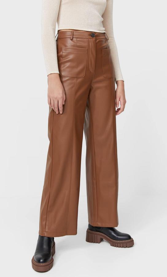 En efecto piel, de tiro alto y con perneras anchas, estos pantalones marrones con costura frontal y bolsillos de plastrón tienen un precio de 25,99 euros y están disponibles entre las tallas 32 y 42 con varios largos diferentes disponibles. 