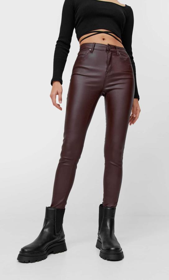 En tono oscuro y diseño encerado, estos pantalones de tiro alto ceñidos cuestan 19,99 euros y están disponibles entre las tallas 32 y 42.