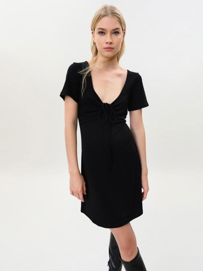 Diseño fluido con mangas cortas para este vestido negro de Lefties con cuello redondo y escote frontal y trasero. Tiene un precio de 9,99 euros y está disponible en las tallas S, M y L. 