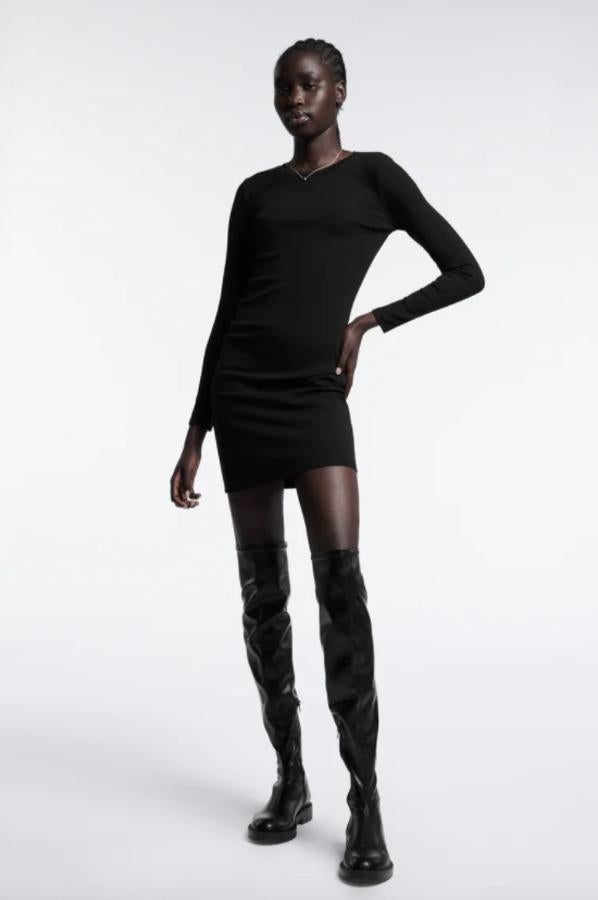 Este vestido mini negro de Zara de diseño ajustado, con cuello redondo y mangas largas tiene un precio de 15,95 euros y está disponible en las tallas S, M y L. 