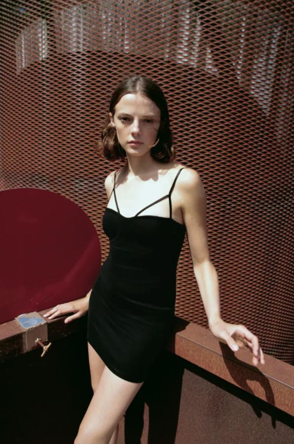 Escote corazón y tirantes finos para este vestido mini ajustado en color negro de Zara que podemos encontrar en las tallas S, M y L por 19,95 euros. 