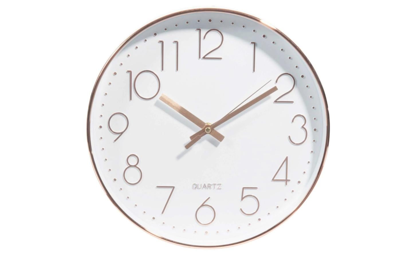 Reloj de pared con la esfera blanca y un diámetro de 31 centímetros. 9,99 euros.