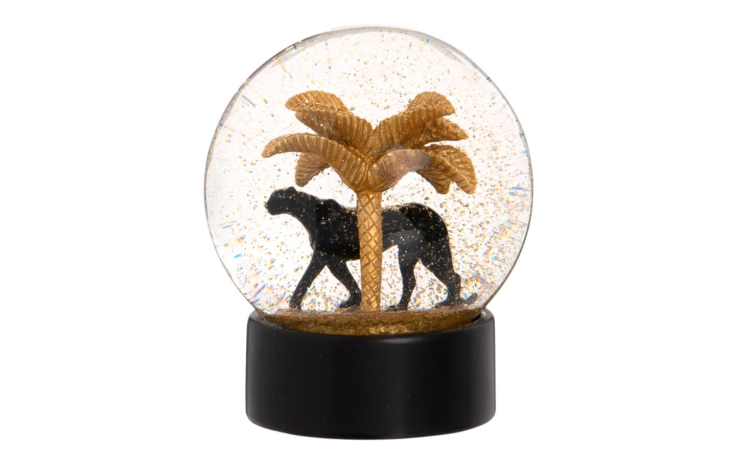 Bola de nieve con purpurina con 15 centímetros de alto por 12 de ancho y profundo. 15,99 euros.