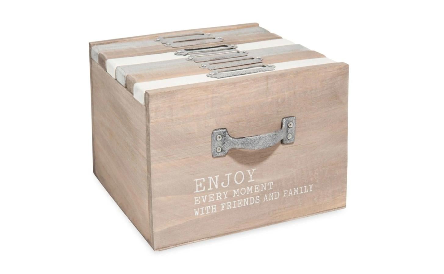 Elaborado con madera. Medidas: 13 centímetros de alto por 17 de ancho. 16,99 euros.