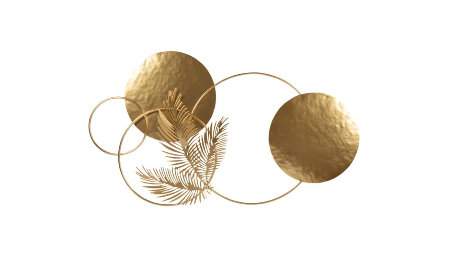 Decoración de pared dorado con medidas de 65x38 centímetros. 19,99 euros.