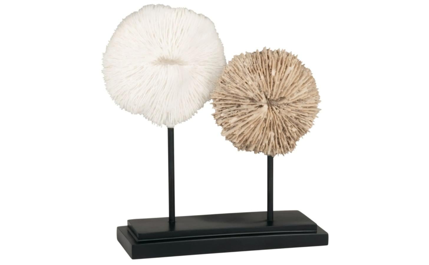 Elaborado con metal y polirresina. Medidas: 23 centímetros de alto por 19 de ancho. 19,99 euros.