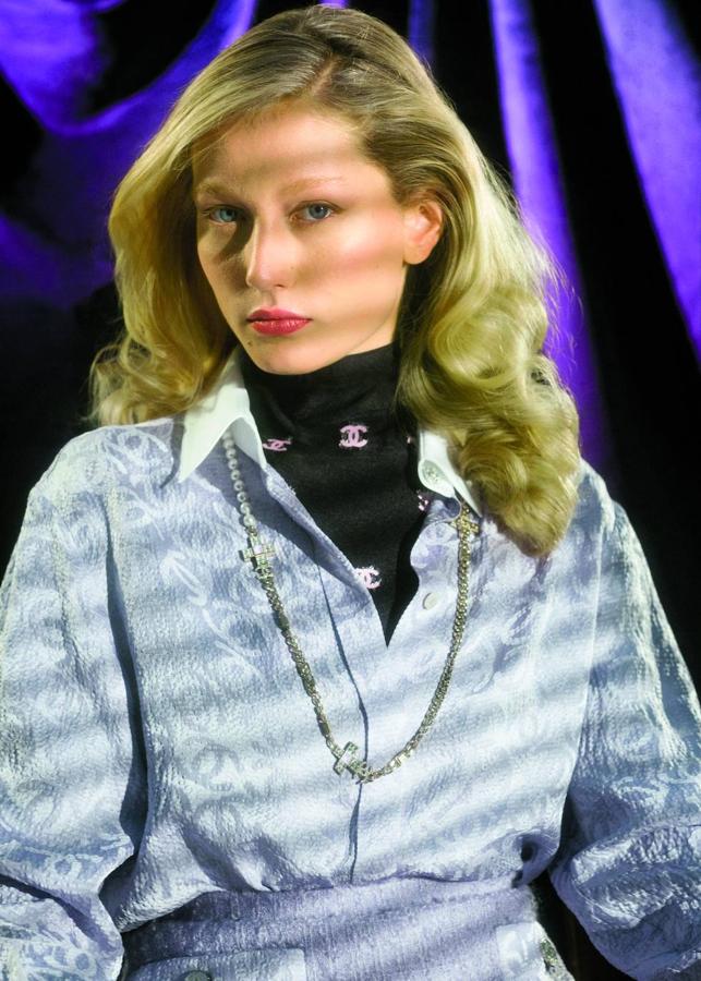 Camisa estampada, falda, camiseta de cuello alto y collar, todo de Chanel.