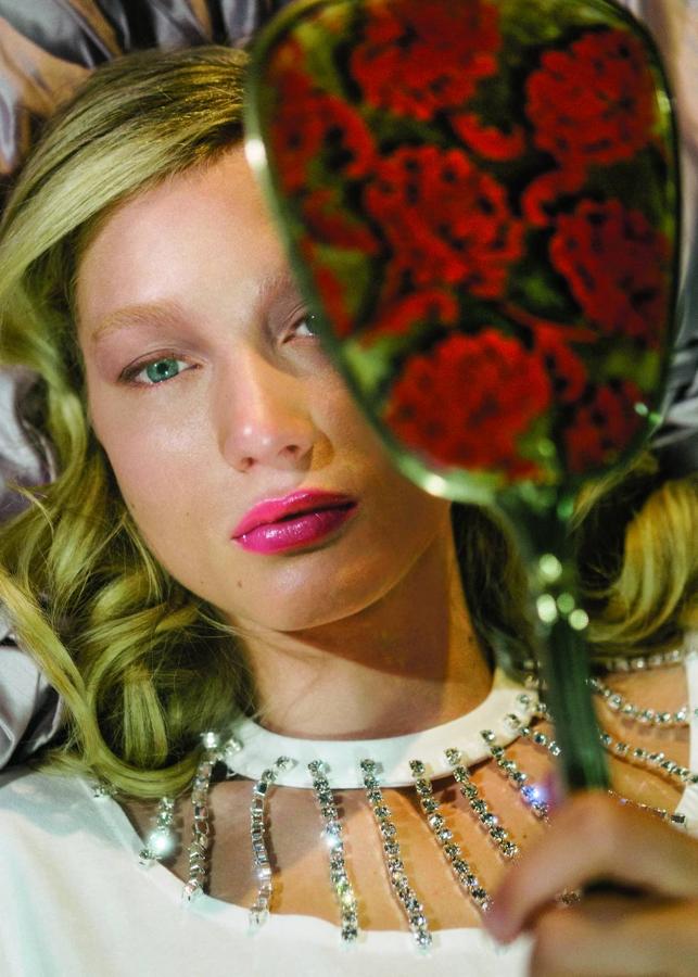 Camiseta con detalle joya, de Christopher Kane.