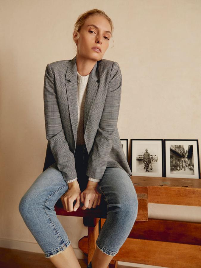 De diseño ligeramente amplio, con doble botón a contraste y mangas largas con hombreras, esta blazer de Lefties en tonos grises con estampado Príncipe de Gales tiene un precio de 19,99 euros y está disponible entre las tallas XS y XL. 