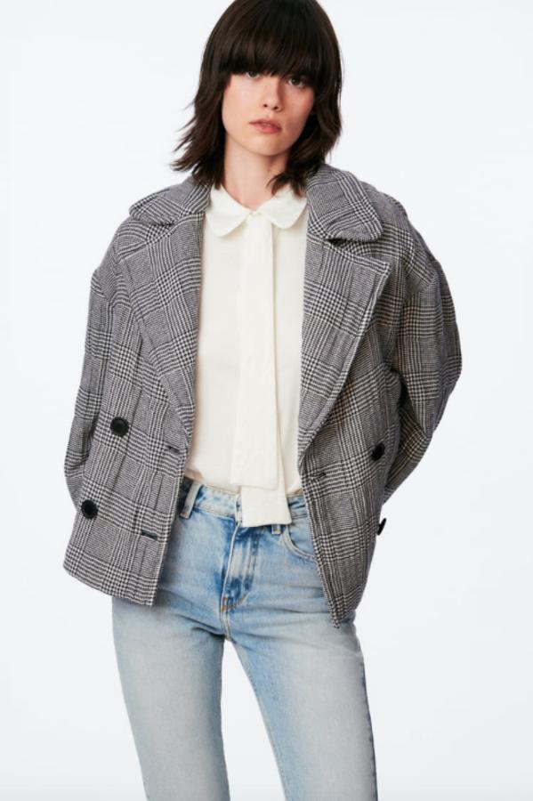 Esta chaqueta acolchada de Zara con estampado Príncipe de Gales viene con cuello de solapa, mangas largas y cierre frontal de botones cruzado a contraste. Con bolsillos delanteros de vivo, tiene un precio de 49,95 euros y está disponible entre las tallas XS y L. 
