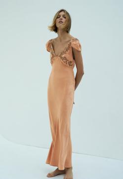 Imagen secundaria 2 - 1. Vestido lencero en color naranja pastel de Zara (49,99 euros). 2. Vestido de tirantes con detalles de encaje de Zara (49,99 euros). 3. Vestido largo con bordados de Zara (69,99 euros). 