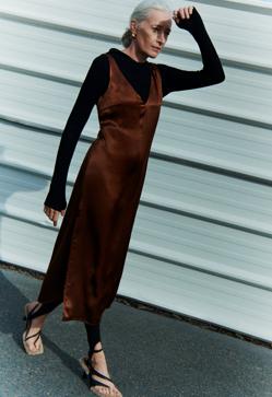 Imagen secundaria 2 - 1. Vestido lencero de seda en color marrón de Zara (99,99 euros). 2. Vestido corto de manga larga con abertura en el pecho de Zara (19,99 euros). 3. Vestido satinado en color chocolate de Zara (39,99 euros). 