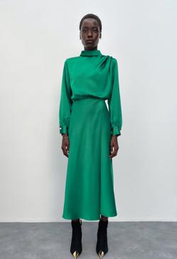 Imagen secundaria 2 - 1. Vestido estampado con drapeados de Zara (29,99 euros). 2. Vestido verde cruzado en tejido satinado de Zara (29,99 euros). 3. Vestido midi con botones de perla de Zara (39,99 euros). 
