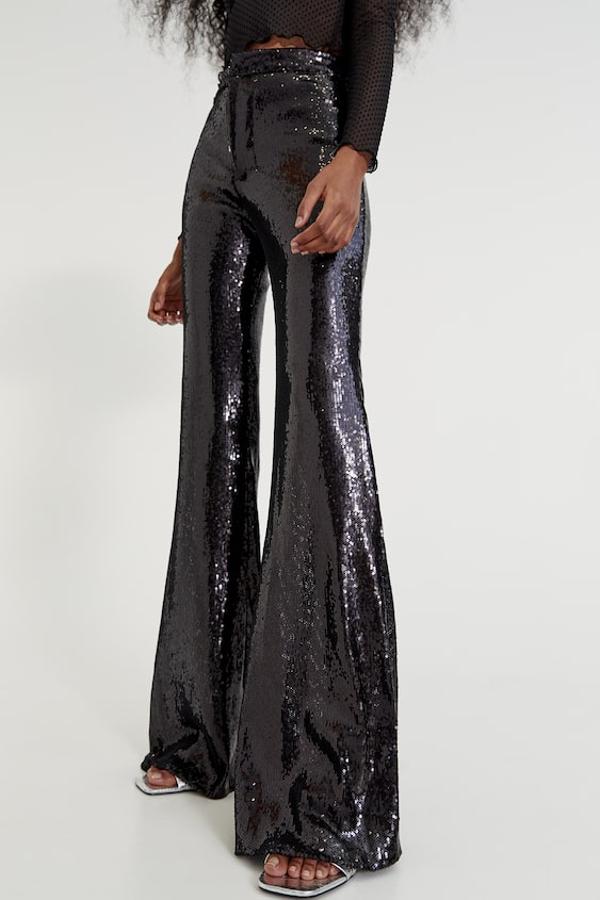 Cintura elástica y bajo acampanado para este pantalón negro de lentejuelas que podemos encontrar en Pull&Bear por 29,99 euros entre las tallas XS y XL. 