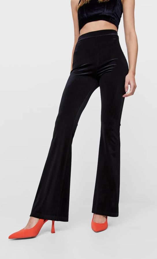 Con cintura elástica ajustable y tiro alto, estos pantalones de terciopelo en color negro de Stradivarius con bajo acampanado tienen un precio de 19,99 euros y podemos encontrarlos entre las tallas S y XL. 