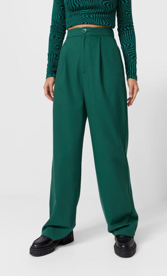 De tiro alto, con bolsillos delanteros y perneras rectas amplias con bajo por debajo del tobillo, estos pantalones en color verde botella, que están disponibles en otros seis colores, son de Stradivarius, están disponibles entre las tallas 32 y 44 y cuestan 19,99 euros.