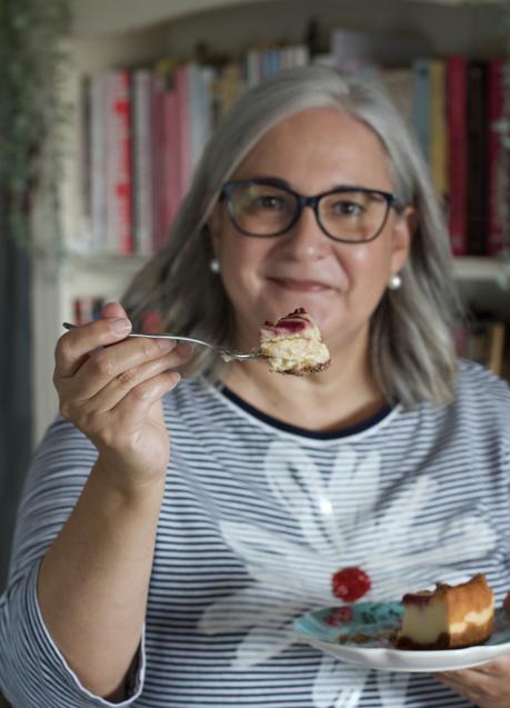 Imagen - Bea Roque con una de las tartas de queso de su libro. (Libros Cúpula)