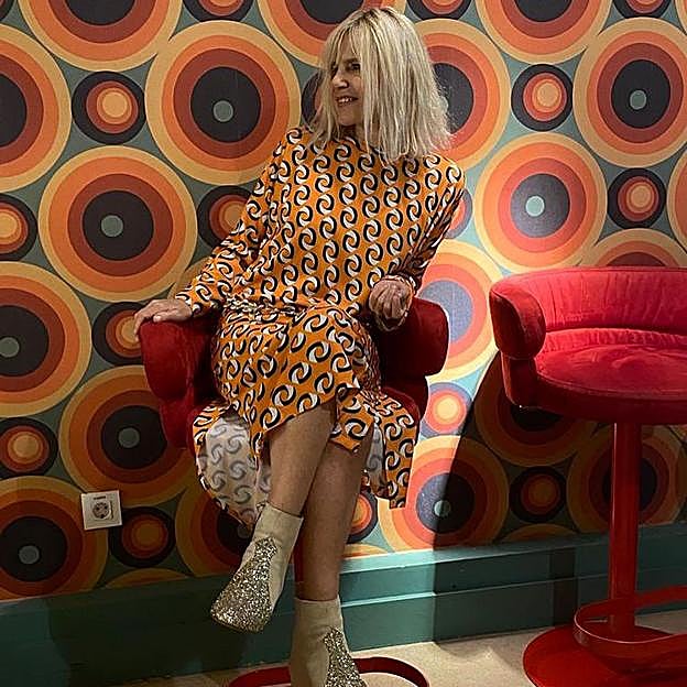 Imagen principal - Para el día a día o para un alfombra roja: estos son los botines glitter y de tacón cómodo favoritos de Eugenia Martínez de Irujo