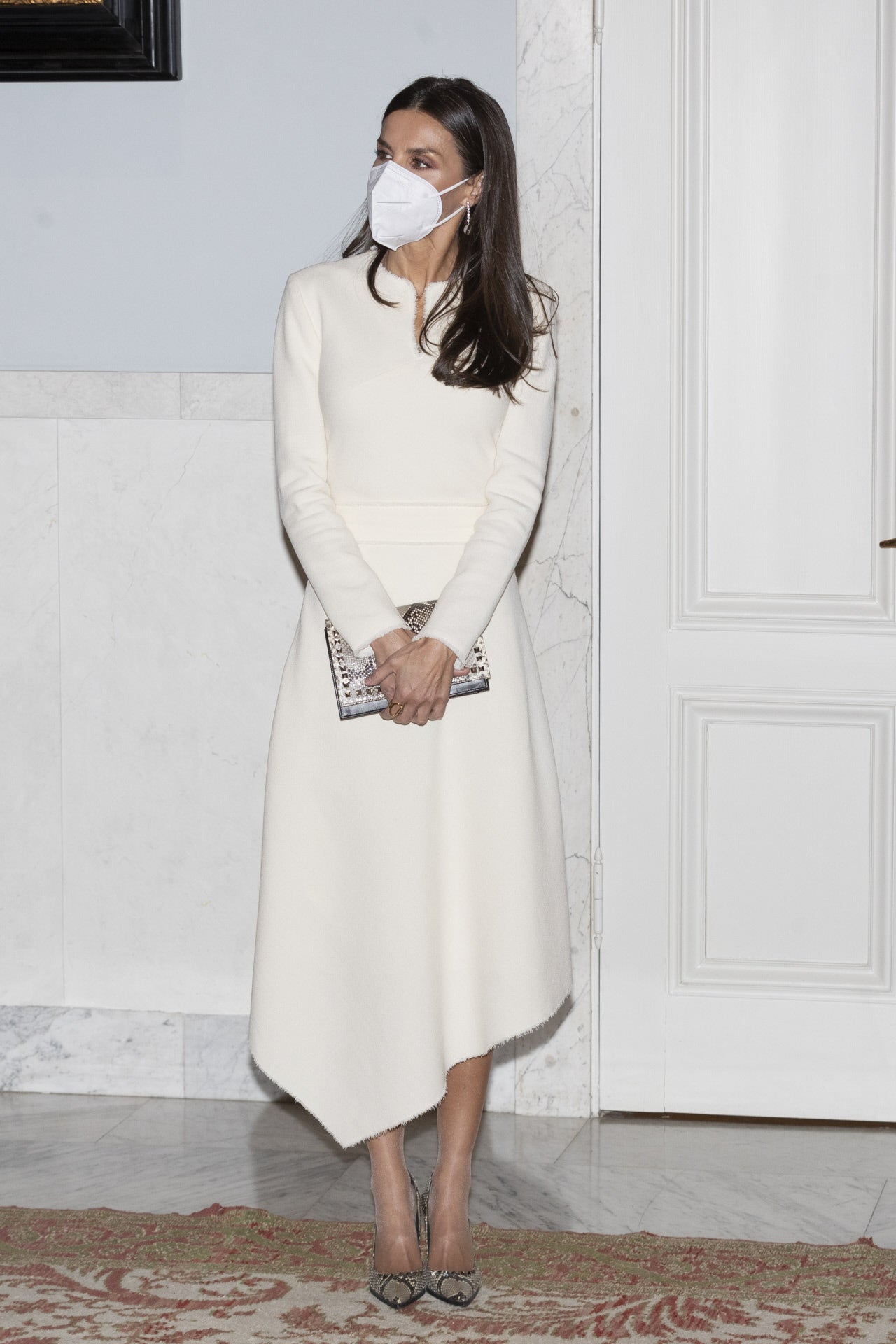 La Reina Letizia, en su primer acto oficial en Suecia, una recepción en nuestra Embajada con representantes de grupos de españoles que viven en el país nórdico, ha demostrado que el blanco sí es para el verano con un original vestido midi de bajo asimétrico y cintura marcada que sienta de maravilla y que la Reina ha combinado (de 10) con salones y clutch de pitón de Magrit. Y un detalle: lleva medias trasnparentes, algo muy poco habitual en ella.