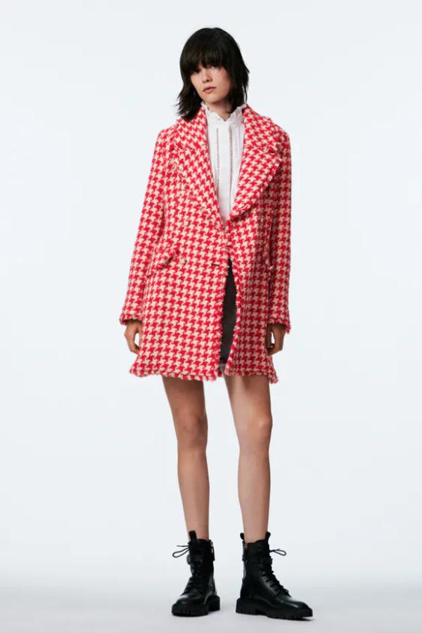 Diseño corto por encima de la rodilla para este abrigo con estampado pata de gallo en rojo que viene con cuello de solapa con muesca, bolsillos delanteros con solapa y acabados desflecados. Tiene cierre frontal de botones forrados a tono y de 69,95 euros pasa a costar 42,97 euros. 