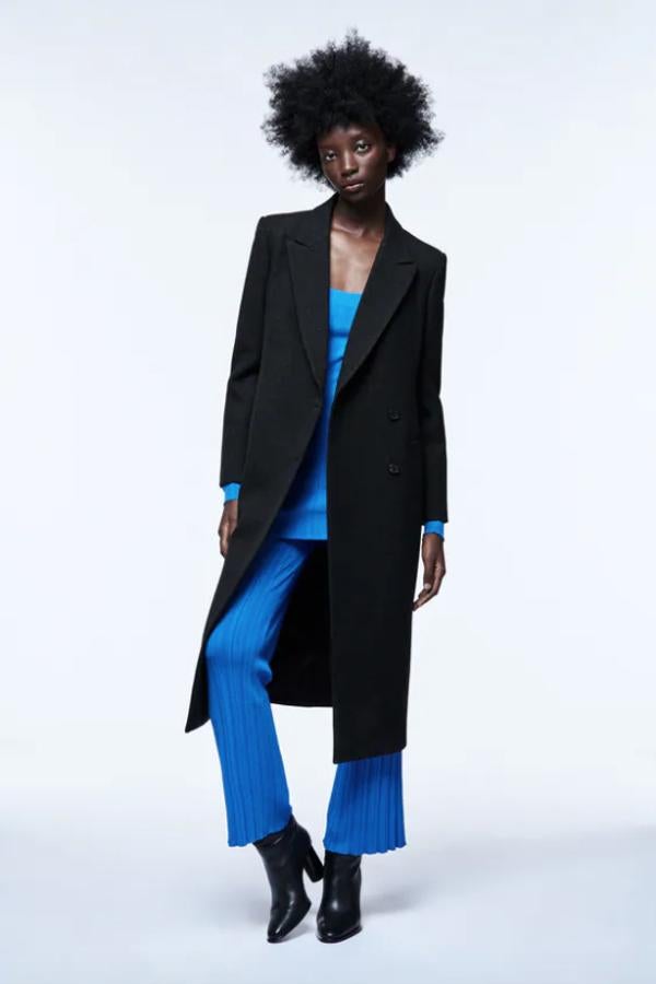 Confeccionado en lana al 100%, este abrigo negro perteneciente a la colección edición limitada de Zara con cuello de solapa y bolsillos de vivo en delantero tiene bajo acabado en abertura en la espalda y cierre frontal cruzado de botones y de 129 euros pasa a costar 77,40 euros. 