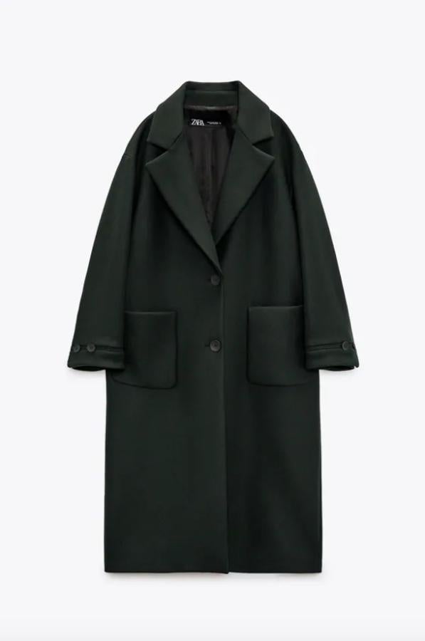 En verde botella, con cuello de solapa y bolsillos de plastrón en el frontal, este abrigo con lana de Zara que tiene bajo con abertura en la espalda y cierre frontal de botones a tono pasa de 99,95 euros a 59,97 euros.