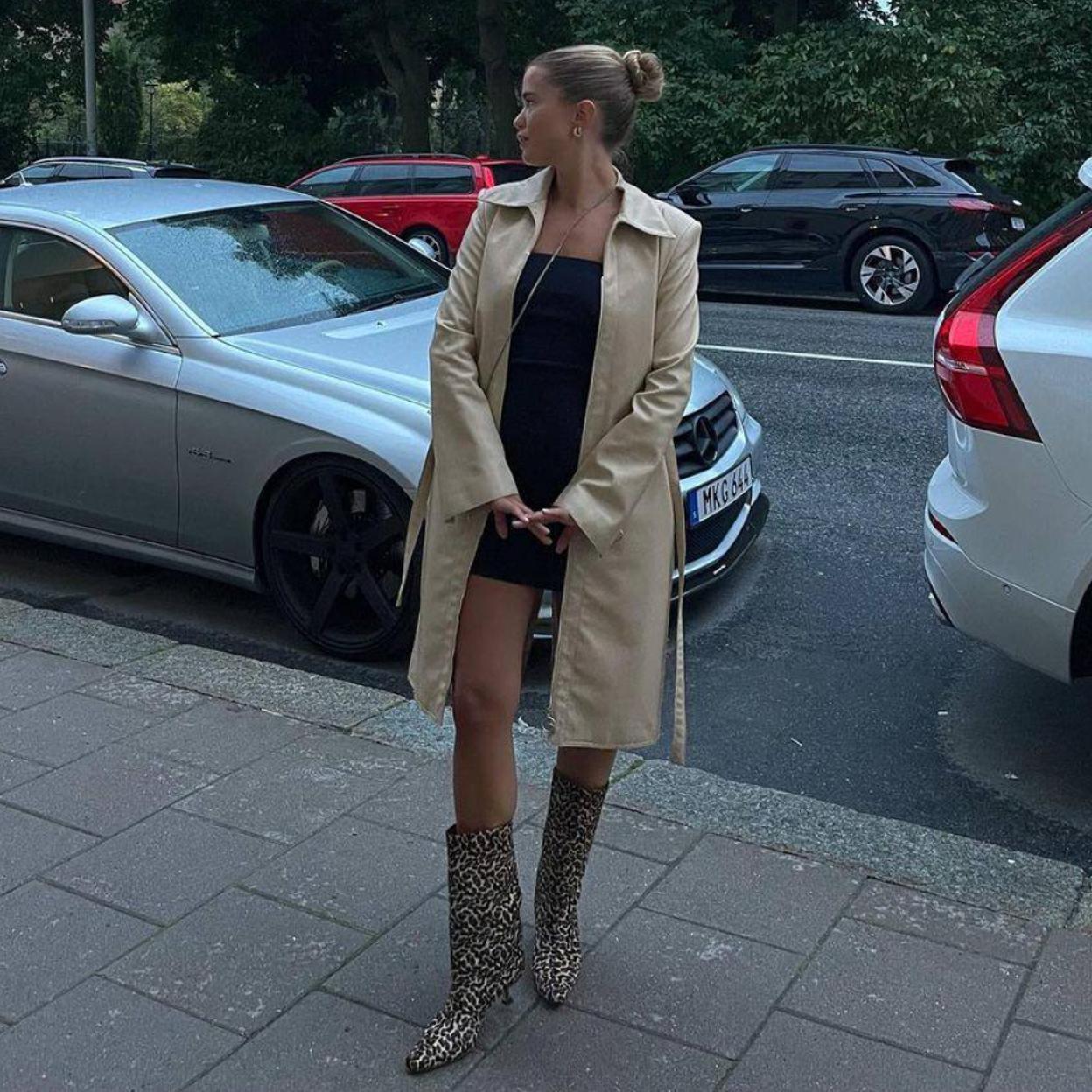 Pincha en la imagen para ver El diseño elástico es tendencia en los botines y tenemos 10 perfectos para que te sumes y vayas a la última