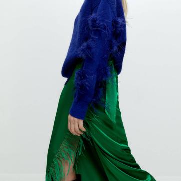 Imagen secundaria 1 - Las plumas y lentejuelas llegan a las novedades de Uterqüe para el look de fiesta con más glamour (y copia de jersey de lujo de Valentino incluida)