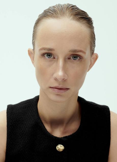 Imagen - Look ultranatural con una piel perfecta, que se ha conseguido con la mascarilla Vital Perfection LiftDefine Radiance Face Mask, de Shiseido. Chaleco de & Other Stories.