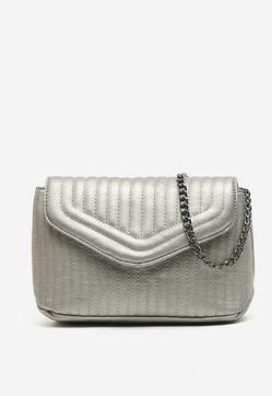 Imagen secundaria 2 - Metalizado, mini y que pega con todo: así es el bolso favorito de la Reina Sofía con el que rejuvenece sus looks (y sabemos dónde copiarlo)