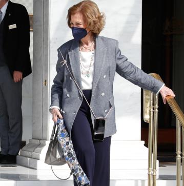 Imagen secundaria 1 - Metalizado, mini y que pega con todo: así es el bolso favorito de la Reina Sofía con el que rejuvenece sus looks (y sabemos dónde copiarlo)