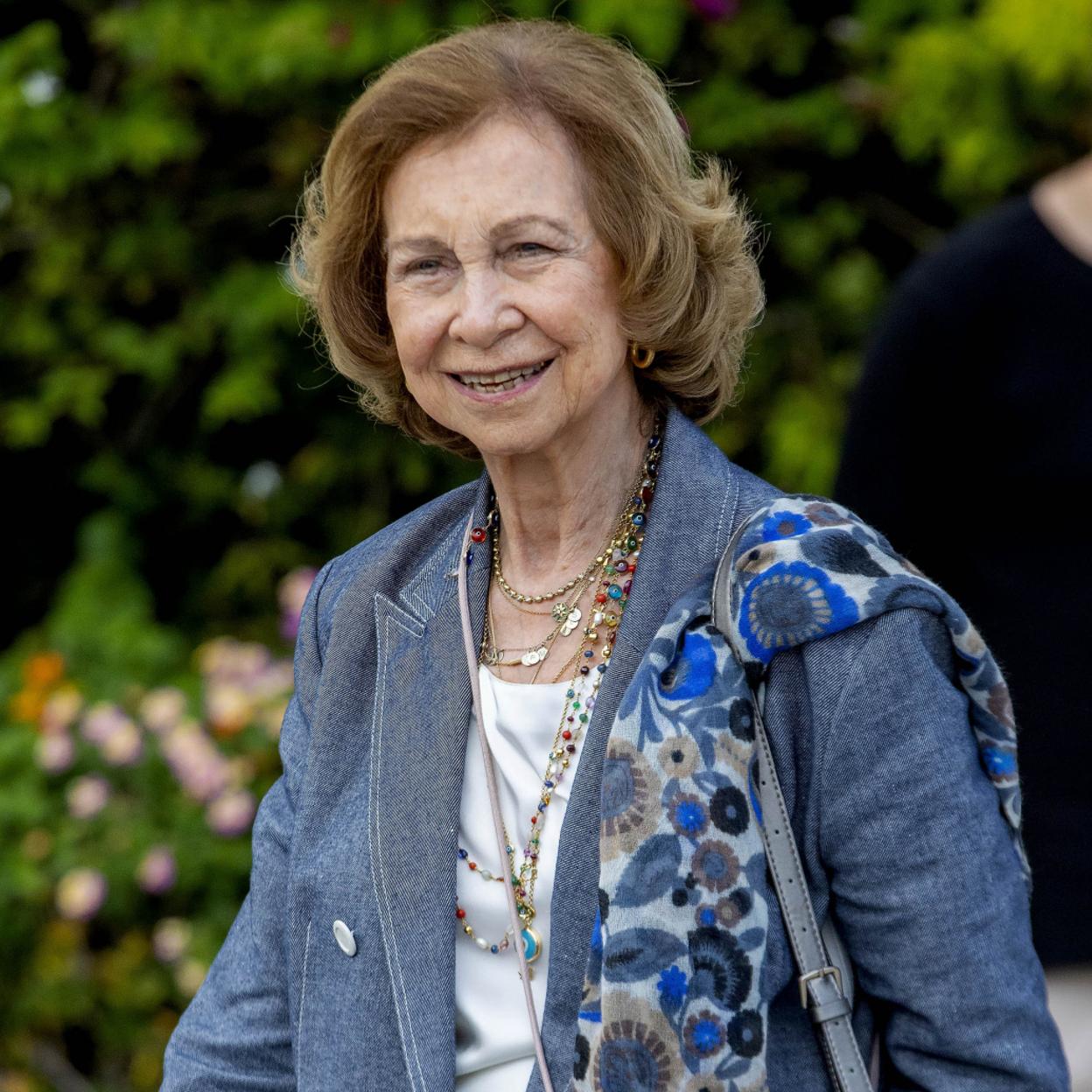 Pincha en la imagen para ver los vestidos más impresionantes de Doña Sofía.