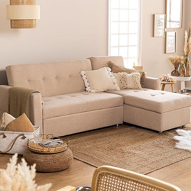 Este sofá cama beige con chaiselongue y arcón de Sklum cuesta 499 euros.