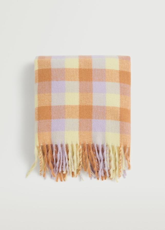 Es hora de sacar el accesorio más invernal de todo tu armario. La bufanda es el accesorio que no puede faltar en ningún look del momento. Y mucho mejor si eliges un diseño en tonos pastel. Bufanda con estampado de cuadros de Mango (19,99 euros). 