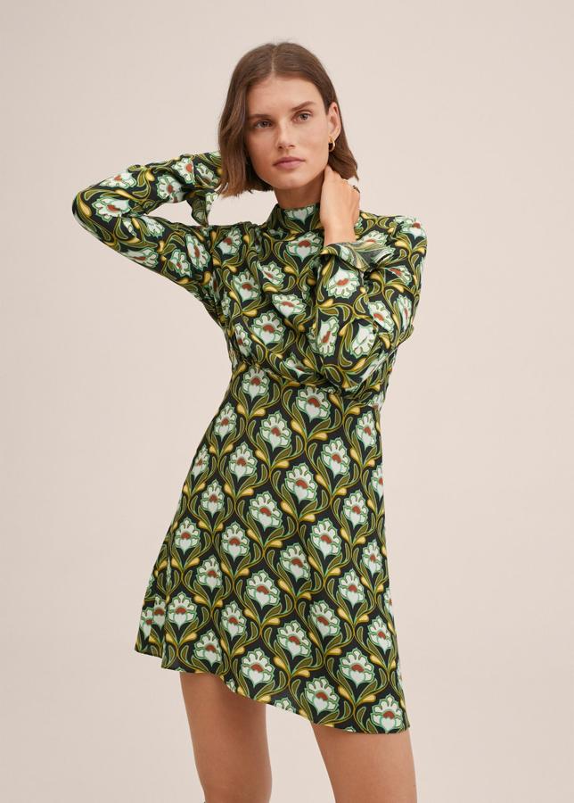 Aunque los vestidos con lentejuelas han invadido todas las tiendas, también hay prendas que podemos llevar en el día a día. Los de aires  sixties   son una apuesta segura. Mini vestido de Zara (39,99 euros). 
