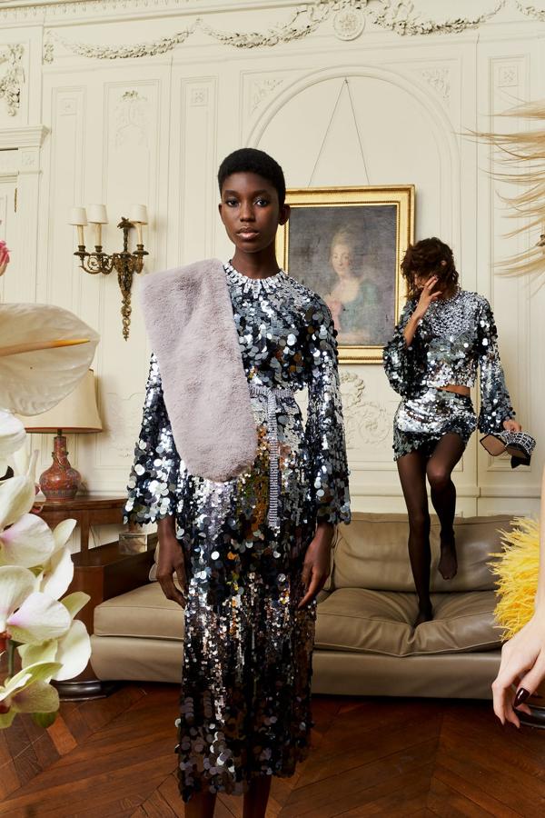 Lentejuelas y más lentejuelas, por todas partes. Zara se ha llenado de estas pequeñas piezas plateadas que son sinónimo de fiesta. Llévalas en total look con este vistoso conjunto de Zara. Falda midi de Zara (39,99 euros) 